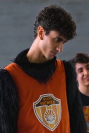 >:=@